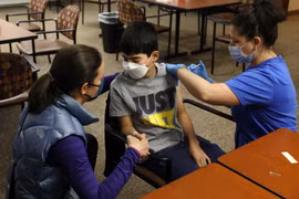Tiêm vaccine ngừa COVID-19 cho một em nhỏ tại Bloomfield Hills, bang Michigan, Mỹ ngày 13/5/2021.(Ảnh: AFP/TTXVN)