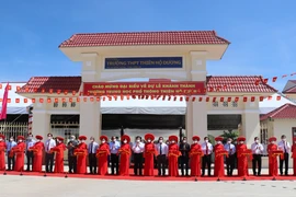 Đại biểu cắt băng khánh thành Trường THPT Thiên Hộ Dương. (Ảnh: Đức Hạnh/TTXVN)