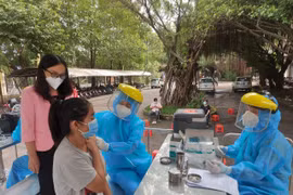 Tiêm vaccine phòng COVID-19 tại Vĩnh Long, Việt Nam. (Ảnh: Lê Thúy Hằng/TTXVN)