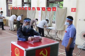 Cử tri Mão Điền đi bầu cử. (Ảnh: Thanh Thương/TTXVN)