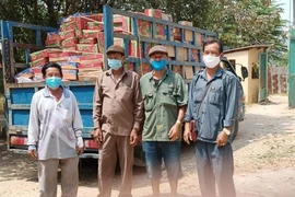 Vận chuyển mì gói cứu trợ bà con gốc Việt tại tỉnh Kandal. (Ảnh: Trần Long/TTXVN)