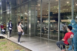 Lấy mẫu xét nghiệm cho công nhân tại Công ty Sonova VN, Khu công ngiệp VSIP1, thành phố Thuận An, Bình Dương. (Ảnh: TTXVN phát)