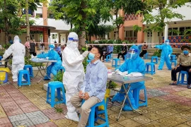 Lấy mẫu xét nghiệm cho người dân trên địa bàn phường Phạm Đình Hổ (quận Hai Bà Trưng, Hà Nội) sáng 1/8 tại trường Tiểu học Ngô Thì Nhậm. (Ảnh: Nguyễn Cúc/TTXVN)