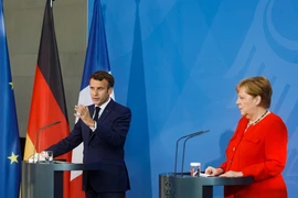 Tổng thống Pháp Emmanuel Macron (trái) và Thủ tướng Đức Angela Merkel tại cuộc họp báo ở Brussels, Bỉ ngày 18/6/2021. (Ảnh: AFP/TTXVN)