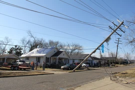 Các cột điện bị quật đổ sau khi bão và lốc xoáy càn quét tại thành phố Mayfield, bang Kentucky, Mỹ, ngày 14/12/2021. (Ảnh: THX/TTXVN)