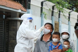 Lấy mẫu xét nghiệm sàng lọc cho người dân thành phố Buôn Ma Thuột. (Ảnh: Tuấn Anh/TTXVN)