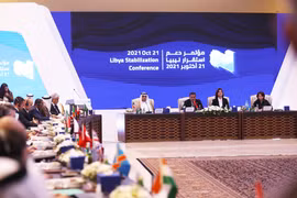 Thủ tướng Libya Abdulhamid Dbeibah (thứ 2, trái) phát biểu tại Hội nghị Ổn định Libya ở Tripoli ngày 21/10/2021. (Ảnh: AFP/TTXVN)