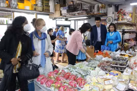 Các đại biểu ấn tượng với vải, nhãn, thanh long…và hoa quả Việt Nam.(Ảnh: Hồng Kỳ/Vietnam+)