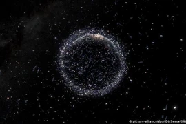 Các mảnh vỡ của tên lửa hoặc vệ tinh nhân tạo hết hạn sử dụng trôi nổi trong không gian. (Nguồn: DW)