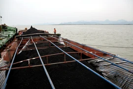 Số than cám không rõ nguồn gốc trên tàu NĐ-1933 bị tạm giữ. (Ảnh: TTXVN phát)