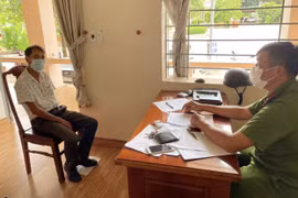 Đối tượng Hiếu tại cơ quan công an. (Ảnh: TTXVN phát)