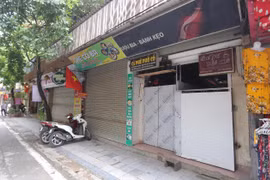Các cửa hàng, quán cafe đã đóng cửa để phòng, chống COVID-19 ( ảnh chụp lúc 12h05). (Ảnh: Hoàng Hiếu/TTXVN)