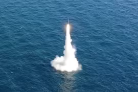 Một tên lửa đạn đạo (SLBM) phóng từ tàu ngầm Dosan Ahn Chang-ho lớp 3.000 tấn tại Trung tâm Thử nghiệm ADD Anheung ở tỉnh Nam Chungcheong ngày 15/9. (Nguồn: Reuters)