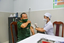 Tiêm vaccine phòng COVID-19, đợt 1 năm 2021 cho cán bộ, chiến sỹ Bệnh viện Quân y 121 - Cục Hậu cần Quân khu 9. (Ảnh: TTXVN)