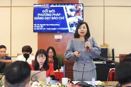  Phó Giám đốc Học viện Báo chí và Tuyên truyền Nguyễn Thị Trường Giang trình bày tham luận "Xu hướng đổi mới phương pháp đào tạo báo chí, truyền thông hiện nay." (Ảnh: Tuấn Anh/TTXVN)