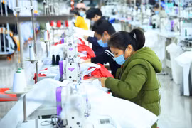 Công nhân làm việc bên trong một xưởng may ở tỉnh Hồ Bắc, Trung Quốc. (Ảnh: THX/TTXVN)