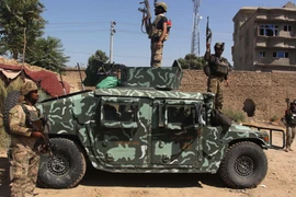 Lực lượng an ninh Afghanistan tham gia chiến dịch truy quét Taliban tại làng Kandak Anayat, Kunduz, Afghanistan, ngày 23/7/2021. (Ảnh: THX/TTXVN)