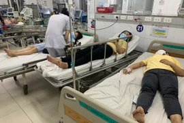 Các công nhân đang nằm điều trị tại phòng cấp cứu. (Ảnh: TTXVN phát)