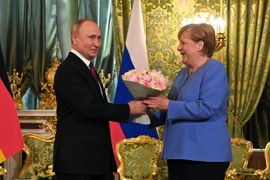Tổng thống Nga Vladimir Putin (trái) và Thủ tướng Đức Angela Merkel (phải) tại cuộc gặp ở Moskva, Nga, ngày 20/8/2021. (Ảnh: AFP/TTXVN)