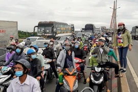 Vụ tai nạn làm kẹt xe kéo dài trên cầu Cần Thơ. (Ảnh: TTXVN phát)