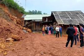 Mưa lâu ngày khiến đất đá ở taluy dương sạt tại thôn Pù Lùng, xã Xuân Lạc, huyện Chợ Đồn. (Ảnh TTXVN phát)