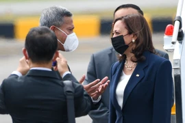 Bộ trưởng Ngoại giao Singapore Vivian Balakrishna (trái) đón Phó Tổng thống Mỹ Kamala Harris (phải) tại sân bay Paya Lebar ngày 22/8/2021. (Ảnh: AFP/TTXVN)