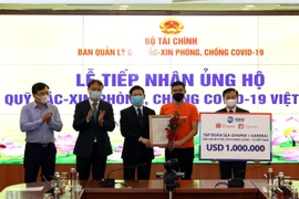 Tập đoàn SEA (Singapore) ủng hộ Quỹ vaccine phòng, chống COVID-19 số tiền 1 triệu USD. (Ảnh: Phạm Hậu/TTXVN)