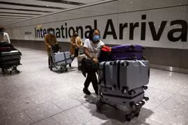 Du khách tại sân bay quốc tế Heathrow. (Nguồn: Reuters)