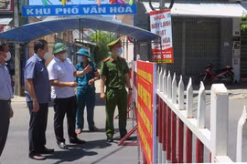 Lãnh đạo tỉnh Phú Yên kiểm tra việc thực hiện phong tỏa tại khu dân cư ở tuyến đường Trần Phú. (Ảnh: Xuân Triệu/TTXVN)