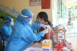 Sóc Trăng đẩy nhanh tiến độ tiêm chủng vaccine phòng COVID-19 cho người dân, đặc biệt là đối tượng có nguy cơ cao, tiến tới mục tiêu đạt miễn dịch cộng đồng. (Ảnh: Chanh Đa/TTXVN)