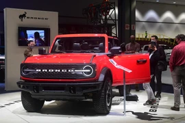 Mẫu ôtô Ford Bronco Badland được giới thiệu tại Triển lãm ôtô Los Angeles, California, Mỹ, ngày 17/11/2021. (Ảnh: AFP/TTXVN)