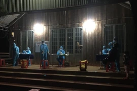 Trung tâm Y tế huyện Bù Gia Mập lấy mẫu xét nghiệm người dân trong khu phong tỏa thôn Bình Hà 2. (Ảnh: TTXVN phát)