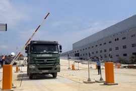 Chạy thử xe chở rác không tải để làm quen với quy trình vận hành. (Ảnh: Mạnh Khánh/TTXVN)