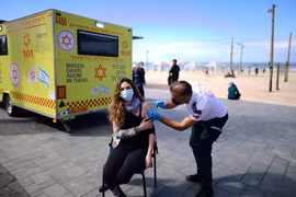 Một điểm tiêm vắcxin ngừa COVID-19 tại Tel Aviv, Israel, ngày 20/2/2021. (Ảnh: THX/TTXVN)