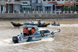 Tổ tuần tra, kiểm soát trên sông Cà Ty nhằm ngăn chặn người dân dùng thuyền, thúng di chuyển qua lại giữa các phường ven sông để phòng, chống dịch bệnh COVID-19 tại thành phố Phan Thiết. (Ảnh: Nguyễn Thanh/TTXVN)