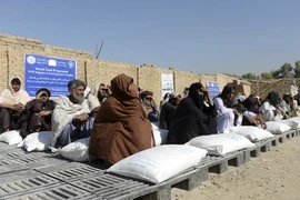 Người dân Afghanistan nhận lương thực viện trợ từ Chương trình Lương thực thế giới, tại Kandahar, ngày 19/10/2021. (Ảnh: AFP/TTXVN)