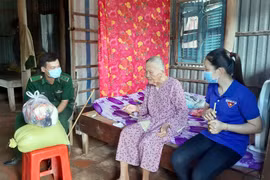 Bộ đội Biên phòng Sóc Trăng thăm hỏi tặng quà Mẹ Việt Nam Anh hùng Phạm Thị Kim Anh tại ấp Vàm Hồ, xã An Thạnh Nam, huyện Cù Lao Dung. (Ảnh: TTXVN phát)