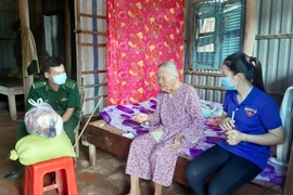 Bộ đội Biên phòng Sóc Trăng thăm hỏi tặng quà Mẹ Việt Nam Anh hùng Phạm Thị Kim Anh tại ấp Vàm Hồ, xã An Thạnh Nam, huyện Cù Lao Dung. (Ảnh: TTXVN phát)