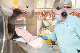Thuốc điều trị COVID-19 dạng viên của hãng Pfizer. (Ảnh: AFP/TTXVN)