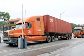 Xe chở hàng qua Cửa khẩu Chi Ma. Ảnh chỉ mang tính minh họa. (Nguồn: Thái Thuần/TTXVN)