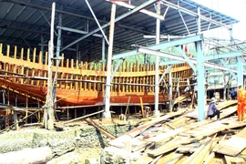 Một số ít cơ sở tại Làng nghề có đơn đặt hàng đóng tàu loại công suất nhỏ. (Ảnh: Tá Chuyên/TTXVN)