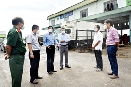 Kiểm tra công tác phòng chống dịch tại cảng cá Phan Thiết. (Ảnh: Hồng Hiếu/TTXVN)