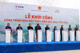 Thủ tướng Chính phủ Nguyễn Xuân Phúc và các đại biểu phát lệnh khởi công. (Ảnh: Ngọc Hà/TTXVN)