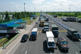 Các phương tiện dừng để thực hiện khai báo tại chốt kiểm soát cầu Bạch Đằng (Quảng Ninh). (Ảnh: TTXVN phát)