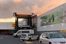 Cảnh sát điều tra bên ngoài siêu thị New Lynn ở Auckland, New Zealand, sau vụ tấn công bằng dao, ngày 3/9/2021. (Ảnh: THX/TTXVN)