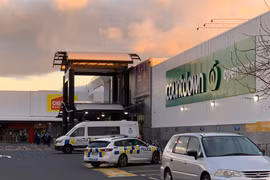 Cảnh sát điều tra bên ngoài siêu thị New Lynn ở Auckland, New Zealand, sau vụ tấn công bằng dao, ngày 3/9/2021. (Ảnh: THX/TTXVN)