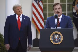 Giám đốc điều hành của My Pillow, Mike Lindell, phát biểu khi Tổng thống Donald Trump lắng nghe trong cuộc họp báo về COVID-19 tại Nhà Trắng ngày 30/3/2020. (Nguồn: AP)