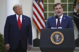 Giám đốc điều hành của My Pillow, Mike Lindell, phát biểu khi Tổng thống Donald Trump lắng nghe trong cuộc họp báo về COVID-19 tại Nhà Trắng ngày 30/3/2020. (Nguồn: AP)