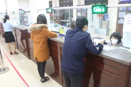 Người lao động đến làm thủ tục nhận Bảo hiểm thất nghiệp tại Bảo hiểm Xã hội tỉnh Nghệ An. (Ảnh: Bích Huệ/TTXVN)