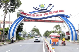 Chốt kiểm soát dịch COVID-19 tại thành phố Sóc Trăng. (Ảnh: TTXVN phát)